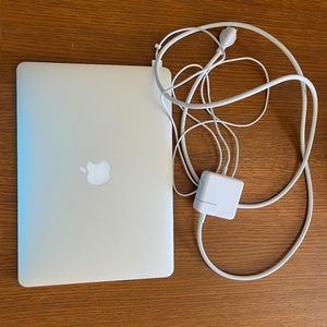 Apple MackBook Air A1466 13.3 inch Laptop 2014 Fully functioning, charging cords